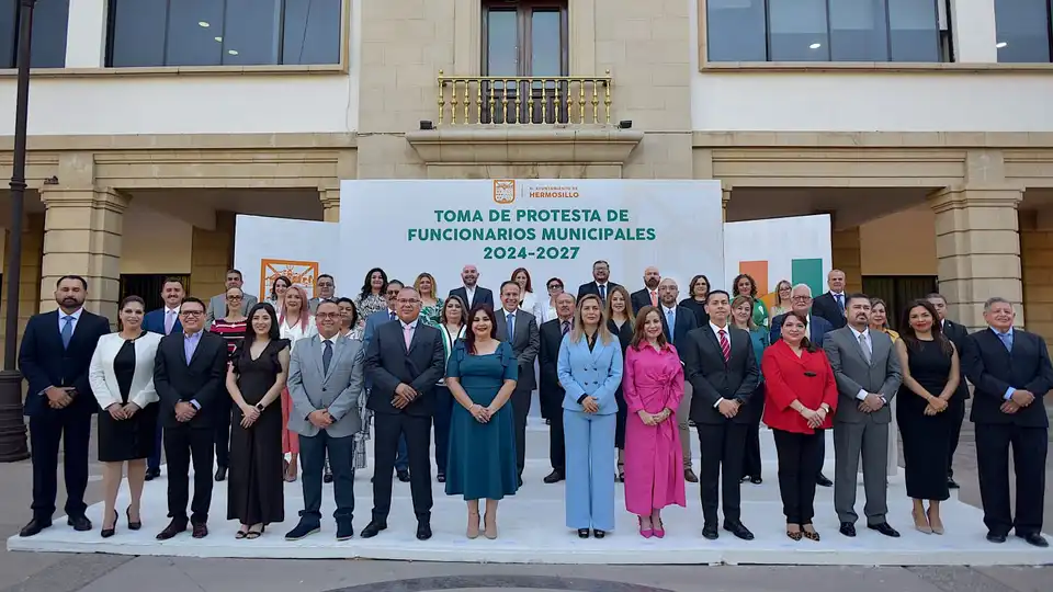 'Toño' Astiazarán toma protesta a nuevos funcionarios municipales